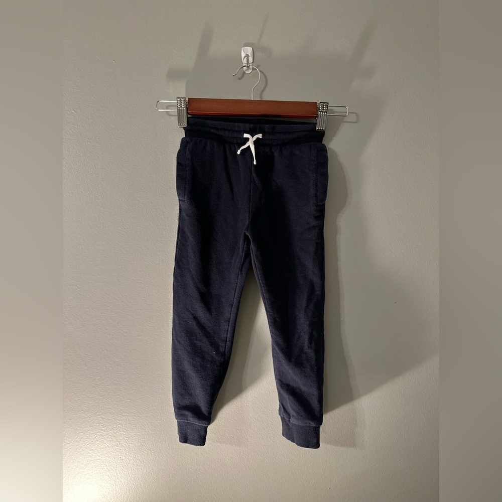 Miles black sweatpants. T4